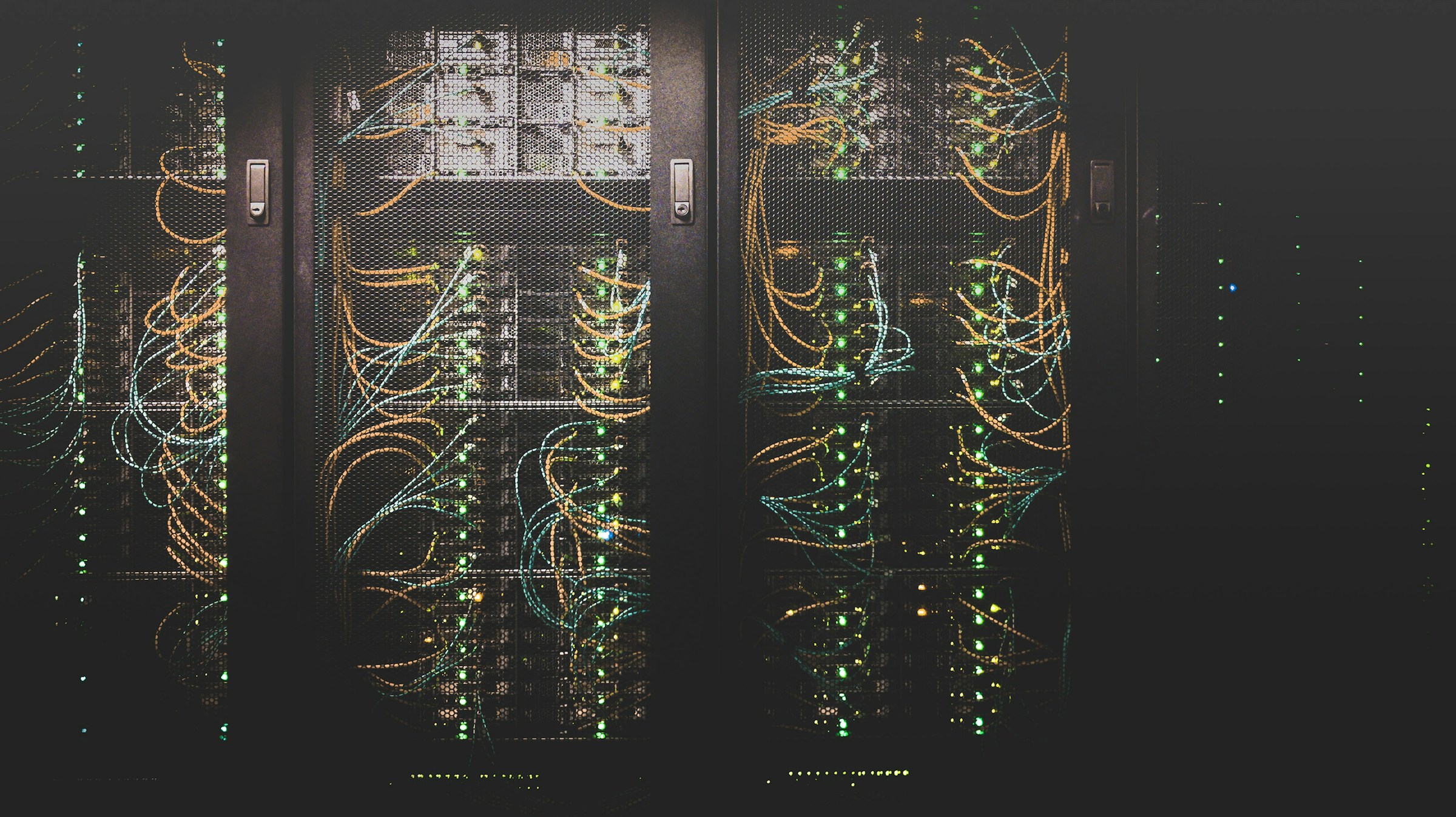 Detalhe ilustrativo de racks e cabeamento em data center